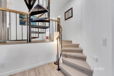 This lovely home is only 5 minutes away from the center of town - photo 30