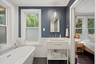 Welcome to this enchanting 2-bedroom, 2-bath cottage, perfectly - photo 31