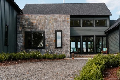 Presenting a freshly constructed modern farmhouse masterpiece - photo 2