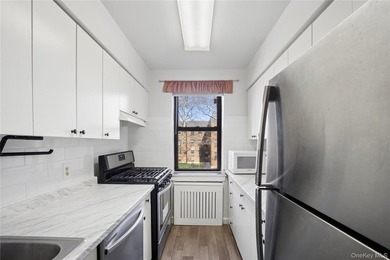 Welcome to this bright and spacious 2 bedroom unit in the - photo 7
