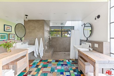 Own a Venice icon. Set on a rare, oversized corner parcel - photo 14
