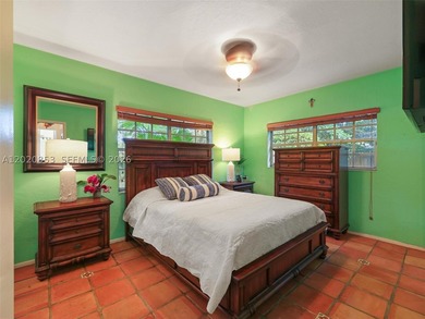 Tucked away on a quiet, tree-lined street in the coveted Glenvar - photo 16
