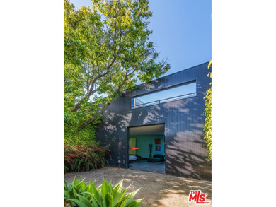 Own a Venice icon. Set on a rare, oversized corner parcel - photo 17