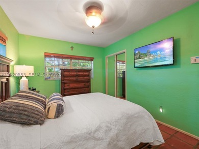 Tucked away on a quiet, tree-lined street in the coveted Glenvar - photo 17