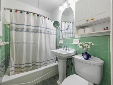 Tucked away on a quiet, tree-lined street in the coveted Glenvar - photo 18