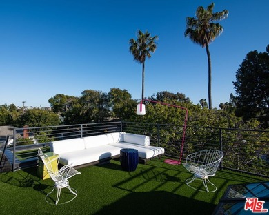 Own a Venice icon. Set on a rare, oversized corner parcel - photo 22