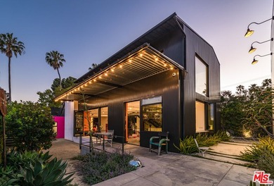 Own a Venice icon. Set on a rare, oversized corner parcel - photo 23