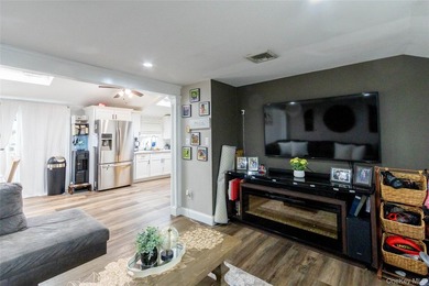 This Hi-Ranch Just Shy Of 2200 Interior Square Feet All Redone - photo 32
