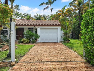 Tucked away on a quiet, tree-lined street in the coveted Glenvar - photo 34