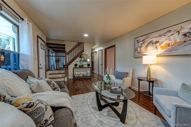 Welcome to this spacious and bright 5-bedroom Colonial set on - photo 4