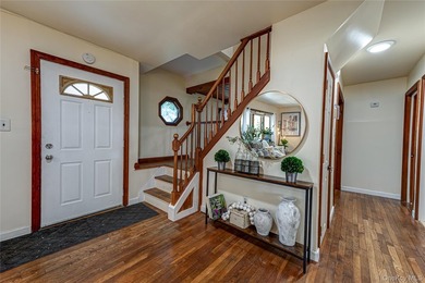 Welcome to this spacious and bright 5-bedroom Colonial set on - photo 5