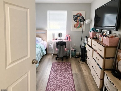 Beautifully maintained 3-bedroom, 2.5-bath townhome in the - photo 5