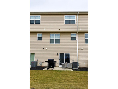 Beautifully maintained 3-bedroom, 2.5-bath townhome in the - photo 7