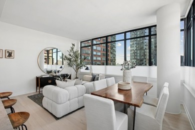 Residence 908 at 151 Bay Street at Provost Square offers a - photo 3