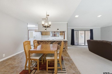 Great corner-lot home in the Hideaway Lake community! This - photo 3