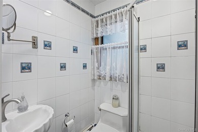 Welcome to this spacious and well-maintained 4-bedroom, 2.5-bath - photo 9