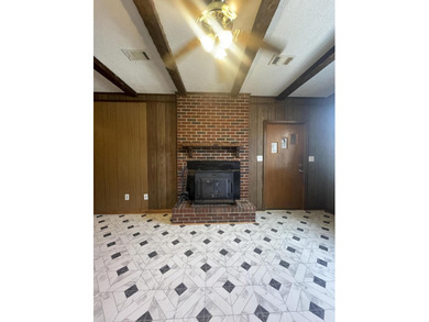 Welcome to 121 Northwest Drive! This charming 3 bedroom, 1.5