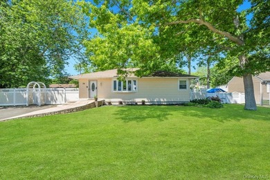 Charming 4-bedroom, 1-bath ranch situated on a tremendous - photo 2