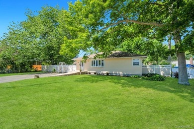 Charming 4-bedroom, 1-bath ranch situated on a tremendous - photo 3