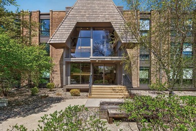 Resort style living in Edina West! This 2 bedroom & 2 bathroom - photo 2