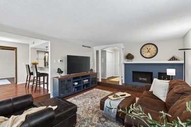 Resort style living in Edina West! This 2 bedroom & 2 bathroom - photo 3