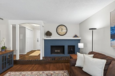Resort style living in Edina West! This 2 bedroom & 2 bathroom - photo 6