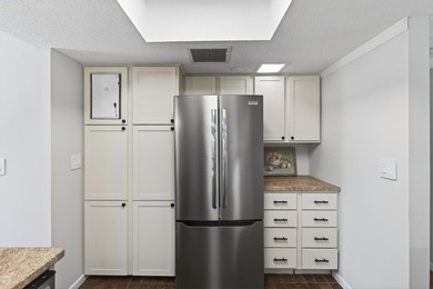 Resort style living in Edina West! This 2 bedroom & 2 bathroom - photo 7