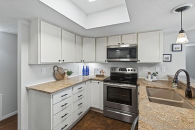 Resort style living in Edina West! This 2 bedroom & 2 bathroom - photo 8
