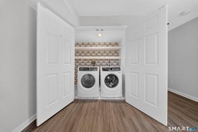 Move right into this beautifully updated end-unit townhouse in - photo 22