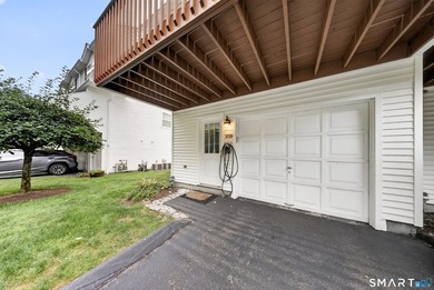 Move right into this beautifully updated end-unit townhouse in - photo 26