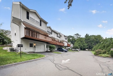Move right into this beautifully updated end-unit townhouse in - photo 28
