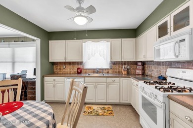 Move right into this well-maintained 2-bedroom, 2-bath home in - photo 21