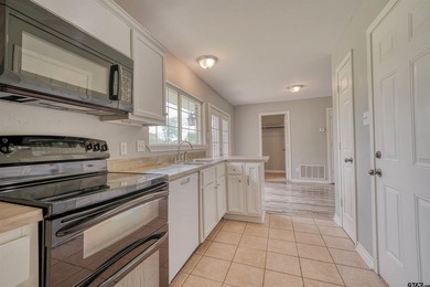 MOVE-IN READY! Updated and well-maintained 3-bedroom, 2-bath - photo 6