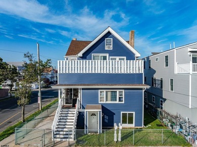 Rare Investment Opportunity! Legal duplex, Unit 1 consists of 3 - photo 1