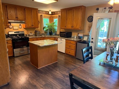 Welcome home to this warm and inviting two-owner property - photo 11