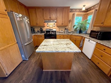 Welcome home to this warm and inviting two-owner property - photo 12