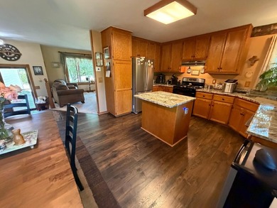 Welcome home to this warm and inviting two-owner property - photo 13
