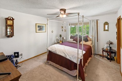 Welcome home to this warm and inviting two-owner property - photo 16