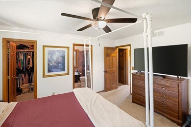 Welcome home to this warm and inviting two-owner property - photo 17