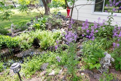 Welcome home to this warm and inviting two-owner property - photo 27