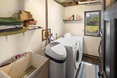 Welcome home to this warm and inviting two-owner property - photo 32