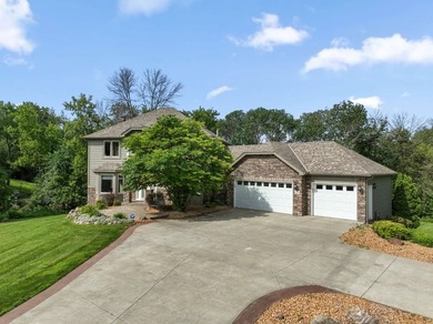 Welcome to your own private retreat on 3.1 scenic acres. This - photo 2