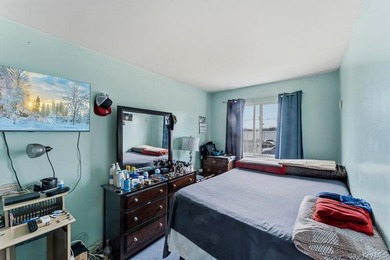Welcome to 129-15 Sidway Place! A well-maintained attached brick - photo 16