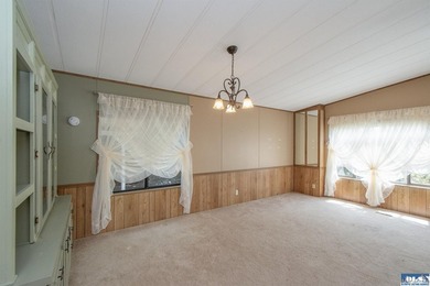 Outstanding, sunny location in Parkwood! This home is situated - photo 19