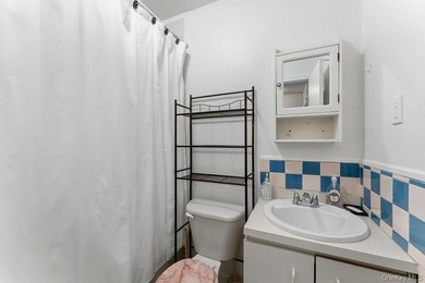 Welcome to 129-15 Sidway Place! A well-maintained attached brick - photo 21