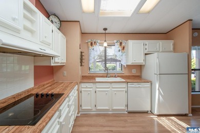 Outstanding, sunny location in Parkwood! This home is situated - photo 24