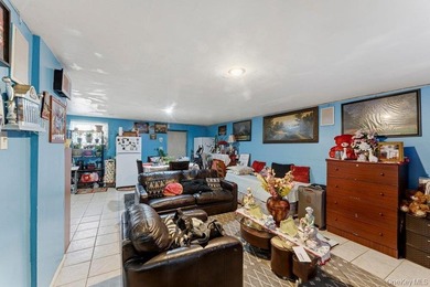 Welcome to 129-15 Sidway Place! A well-maintained attached brick - photo 25