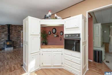 Outstanding, sunny location in Parkwood! This home is situated - photo 25