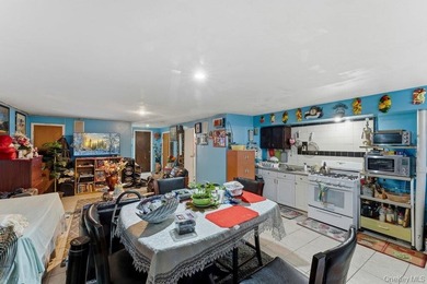 Welcome to 129-15 Sidway Place! A well-maintained attached brick - photo 26