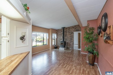 Outstanding, sunny location in Parkwood! This home is situated - photo 26